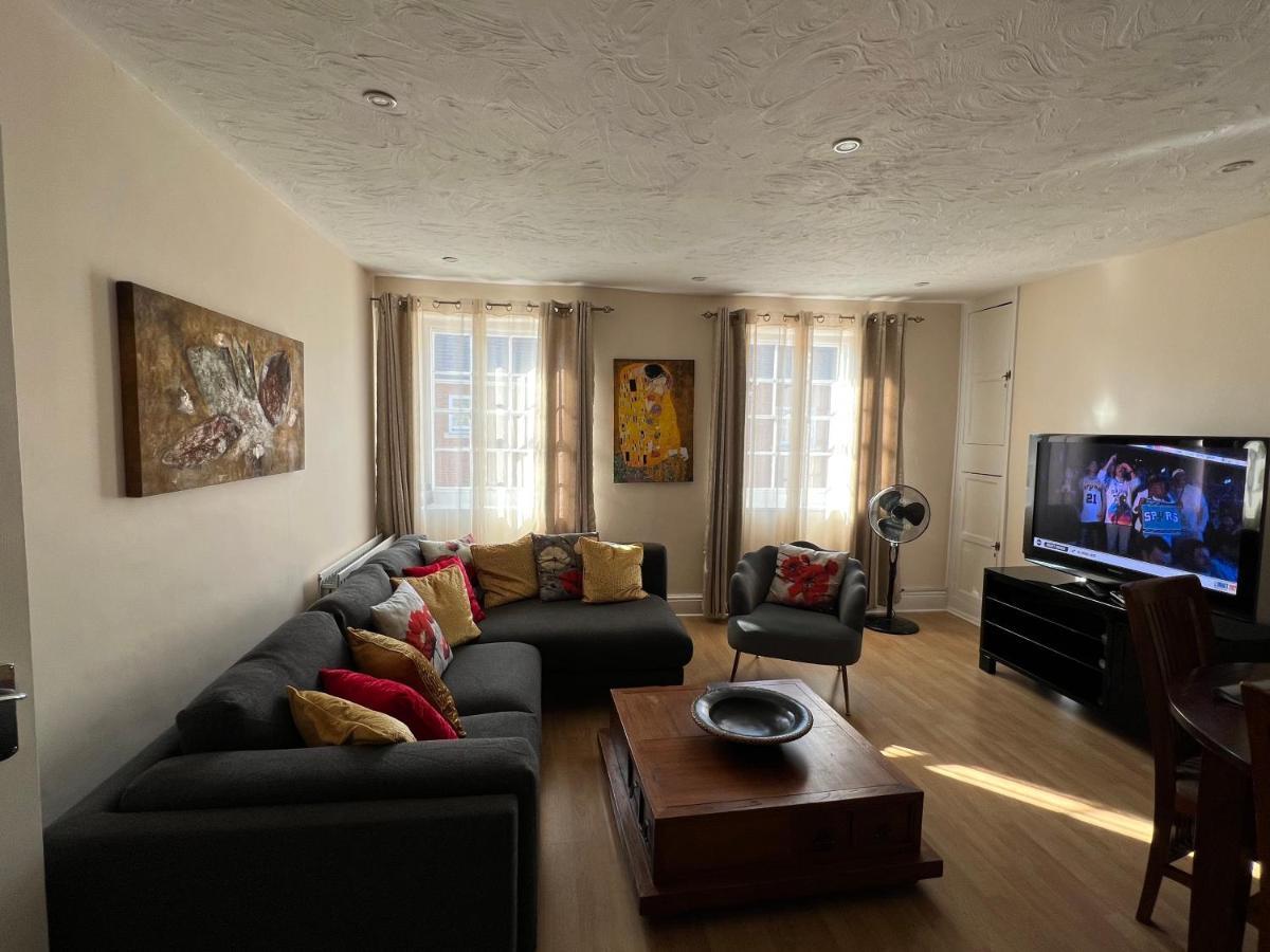 Stay In Yeovil Town Centre, Large 2 Bd Apt With Parking, Sleeps 4 ภายนอก รูปภาพ