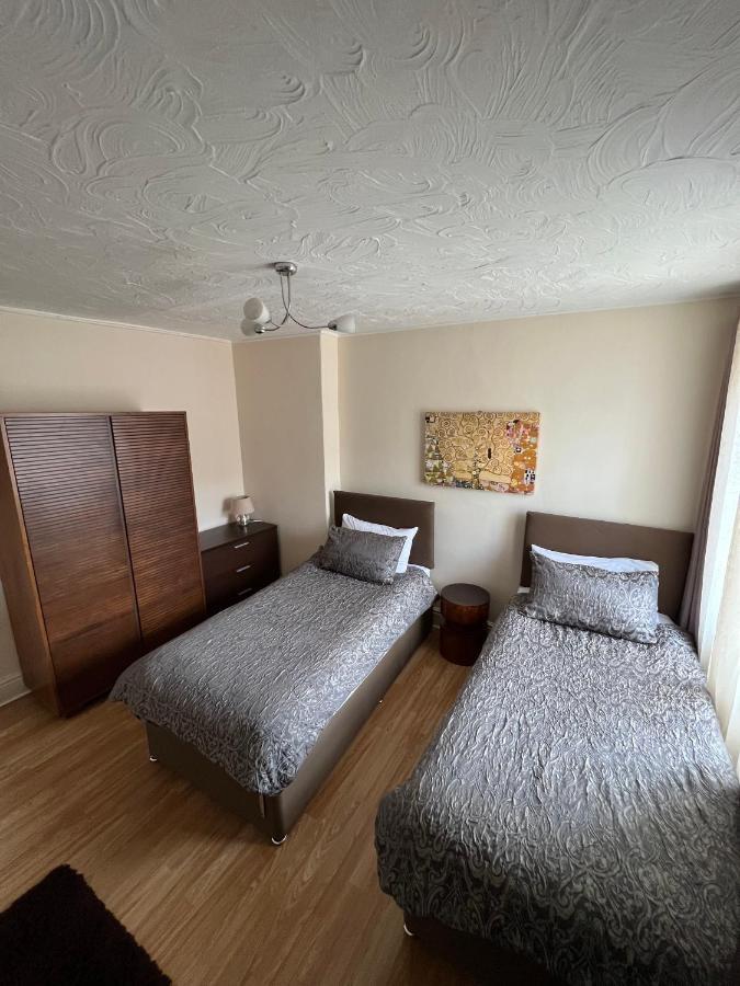 Stay In Yeovil Town Centre, Large 2 Bd Apt With Parking, Sleeps 4 ภายนอก รูปภาพ