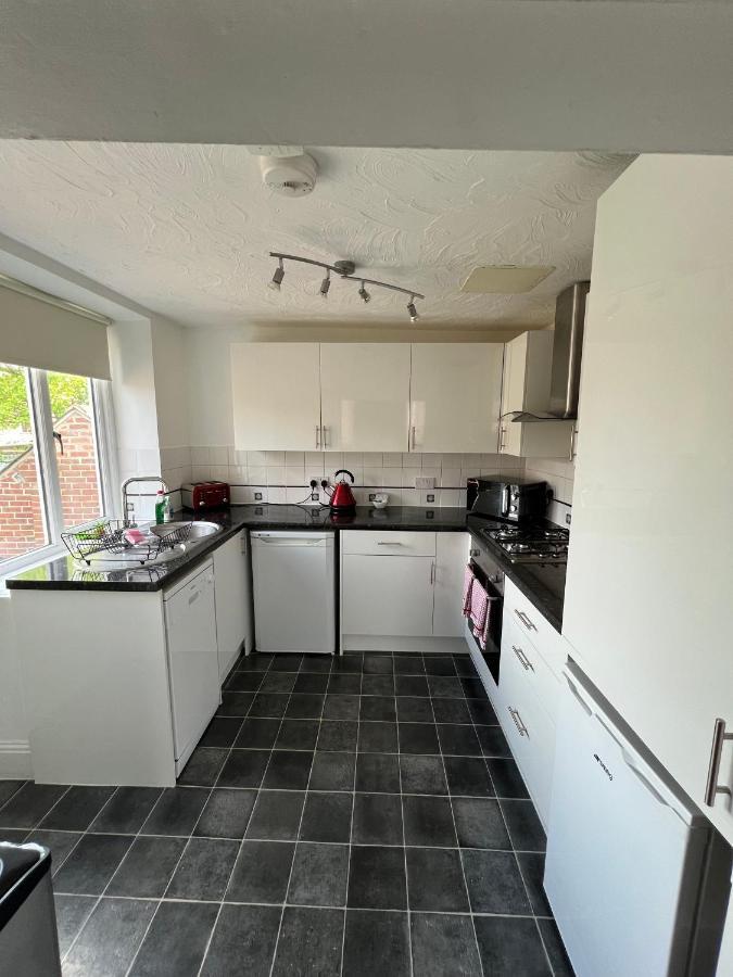 Stay In Yeovil Town Centre, Large 2 Bd Apt With Parking, Sleeps 4 ภายนอก รูปภาพ
