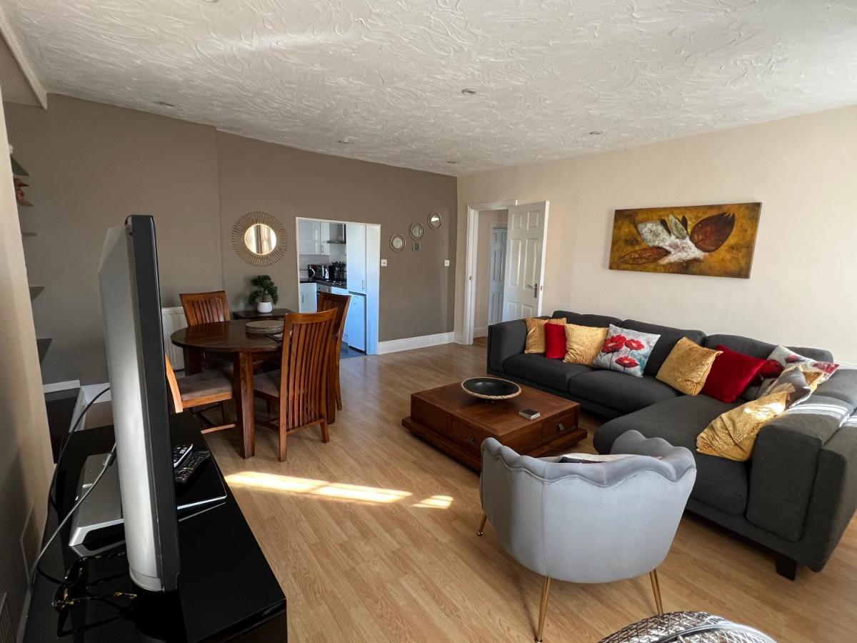 Stay In Yeovil Town Centre, Large 2 Bd Apt With Parking, Sleeps 4 ภายนอก รูปภาพ
