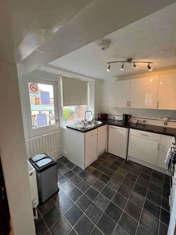 Stay In Yeovil Town Centre, Large 2 Bd Apt With Parking, Sleeps 4 ภายนอก รูปภาพ