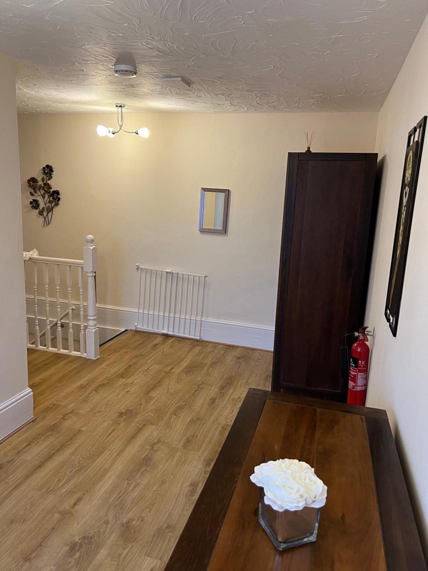 Stay In Yeovil Town Centre, Large 2 Bd Apt With Parking, Sleeps 4 ภายนอก รูปภาพ