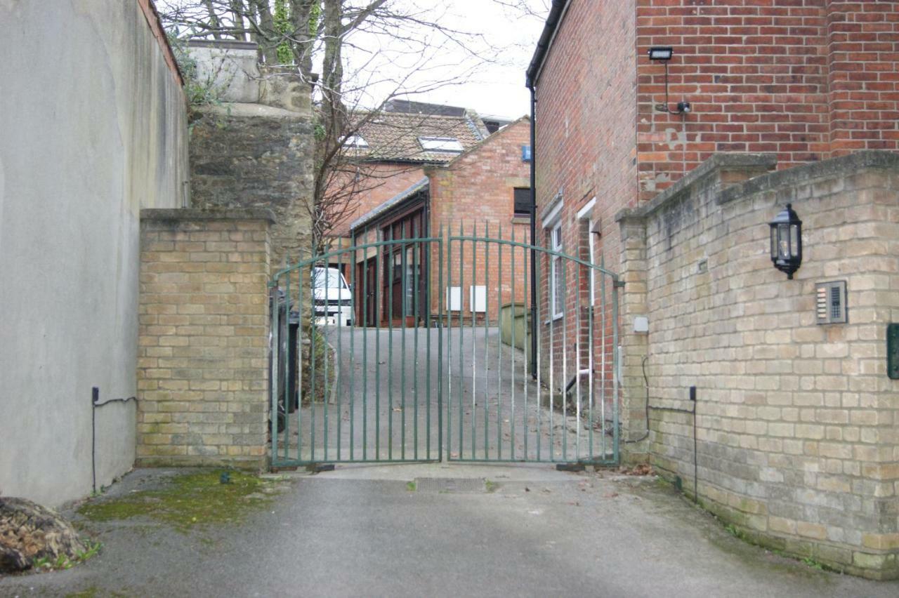 Stay In Yeovil Town Centre, Large 2 Bd Apt With Parking, Sleeps 4 ภายนอก รูปภาพ
